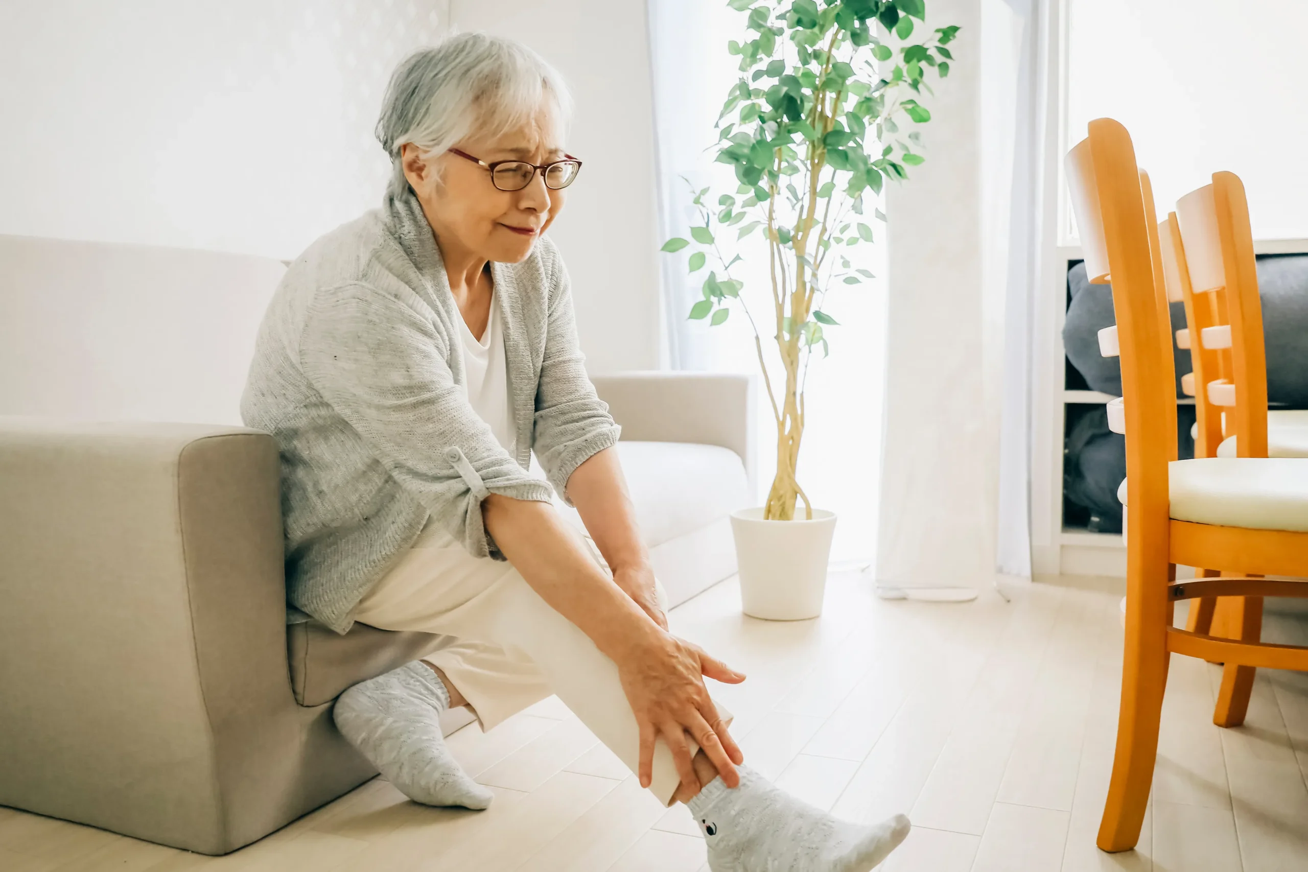 高齢者の足のむくみはなぜ起こる？考えられる原因と今日からできる対策