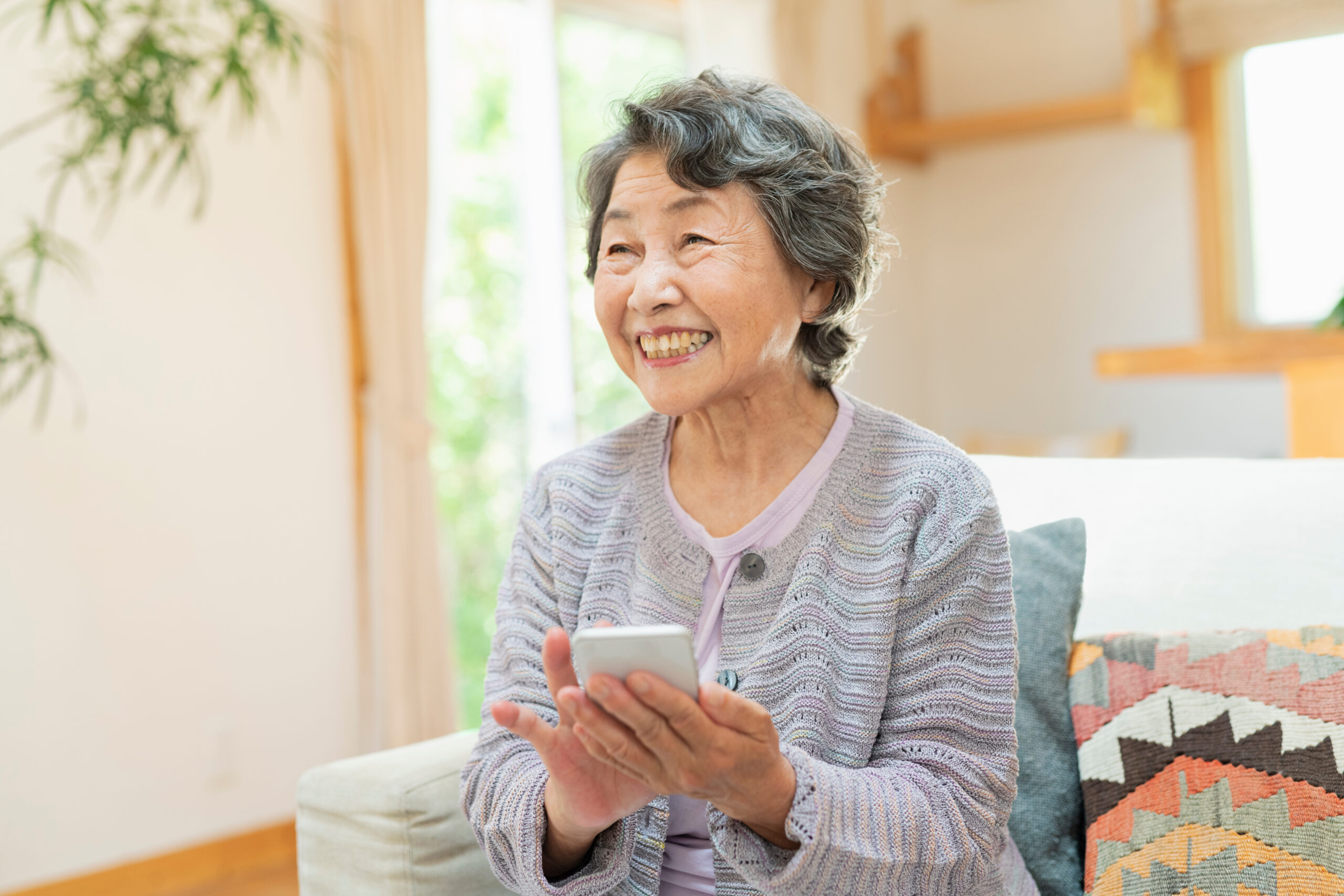 高齢者の寝たきりが招く「お口の乾燥」誤嚥や感染症を防ぐための口腔ケアとは